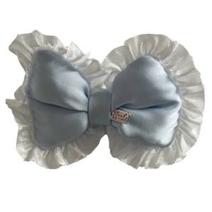 Fermaglio per capelli con fiocco in raso blu, bordo in pizzo bianco e ciondolo in metallo