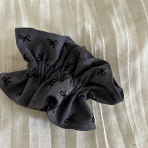 Chouchou gris avec imprimés nœuds noirs en tissu de coton texturé de qualité