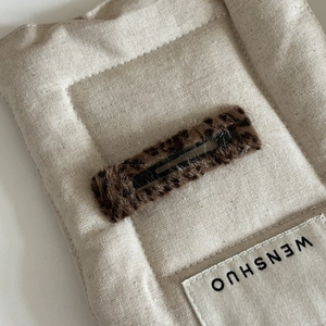 Leopard print plush BB hair clip with faux fur texture for women autumn winter hair styling