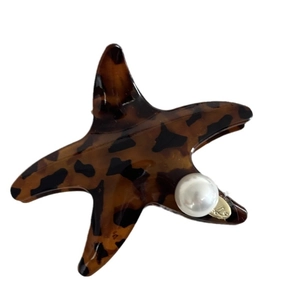 Pinza per capelli a stella marina in acrilico leopardato con perla e ciondolo d'oro