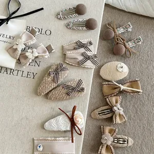 Lot de barrettes à cheveux marron avec motifs à carreaux et détails floraux