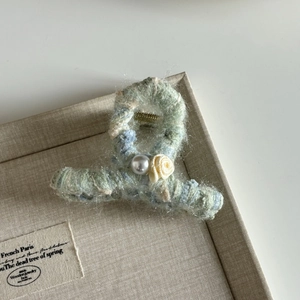 Elegant knit flower hair claw with tweed fabric and pearl detail for women
