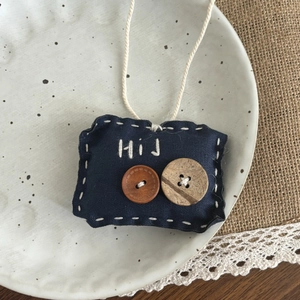 Collier pomme en tissu pour filles avec coton bleu marine et boutons en bois naturel