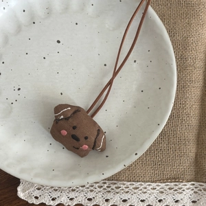 Détail de collier chiot en tissu fait main pour filles avec dentelle et texture lin