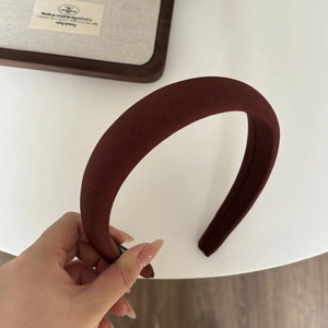 Serre-tête en éponge bordeaux avec tissu côtelé pour un look élégant et volumineux