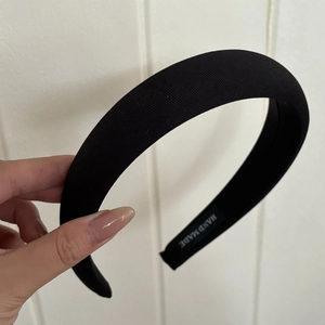 Vue détaillée du serre-tête rembourré noir fait main montrant la texture du tissu
