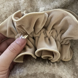 Elastico per capelli in velluto beige con pizzo delicato e texture a pieghe