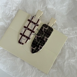 Détail de barrettes à carreaux rétro avec pince crocodile crème sur carte de support