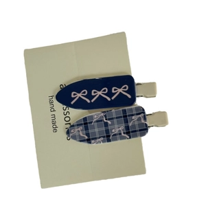 Lot de 2 barrettes bleues à carreaux avec motifs de nœuds roses sur carte blanche
