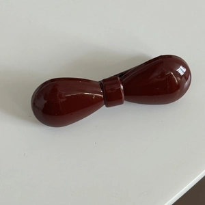 Glänzende dunkelbraune Schleifen-Haarspange im minimalistischen französischen Stil
