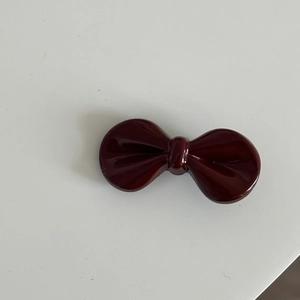 Französischer weinroter Haarschmuck mit Schleife und glänzender Harzoberfläche