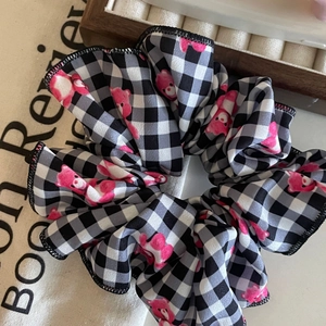 Elastico per capelli con orsetto rosa e motivo a scacchi bianchi e neri