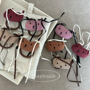 Chouchous faits main en peluche pour chien avec nœuds et élastiques aux tons terreux