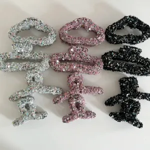 Vue détaillée de neuf pinces à cheveux en tweed à paillettes de formes et couleurs variées