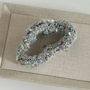 Grande pince à cheveux élégante en laine à paillettes pour femmes avec texture tricotée