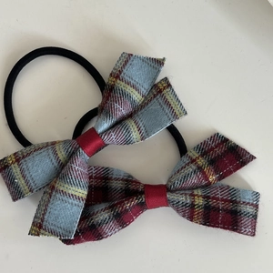 Lot de chouchous à nœuds classiques avec motifs écossais bleu et rouge style collège
