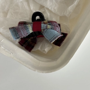 Pince à cheveux noeud à carreaux rouge et bleu au style vintage preppy classique