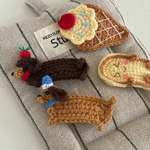 Süße braune Strick-Dackel und Cupcake Häkel-Haarspangen für Damen im praktischen Set