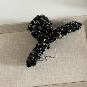 Grande pince à cheveux en tweed avec paillettes noires et texture tissée colorée