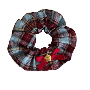 Chouchou classique à carreaux avec ruban rouge et pendentif fleur dorée au style vintage