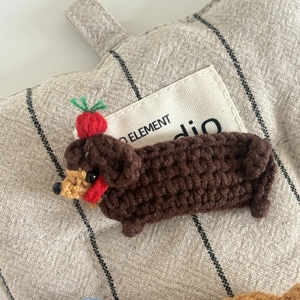 Handgefertigte braune Häkel-Dackel-Haarklammer mit rotem Beeren-Detail für Mädchen