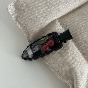 Barrette à cheveux cerise avec tissu à carreaux noir et blanc et cerises rouges