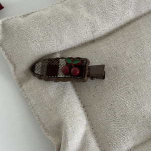 Pince à cheveux à carreaux avec breloque cerise rouge sur tissu rétro marron