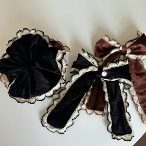 Ensemble de chouchous en velours élégants avec bordure en dentelle noire et marron