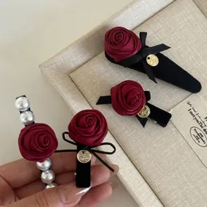Set de pinces à cheveux roses rouges élégantes avec perles et velours sur présentoir