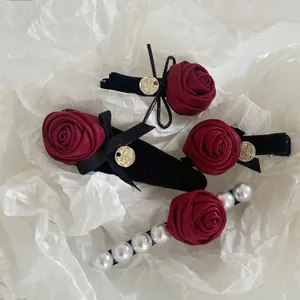 Set de barrettes vintage à roses rouges avec perles et fleurs en tissu bordeaux élégant