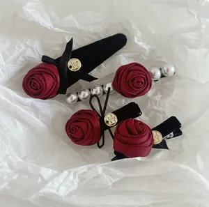 Ensemble de quatre barrettes roses rouges en soie avec perles et détails dorés rétro