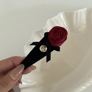 Pince à cheveux élégante avec rose rouge en tissu, nœud noir et pendentif doré