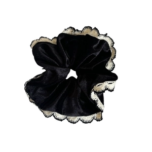 Chouchou élégant en satin noir avec bordure en dentelle crochetée de style coréen