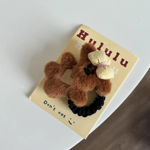 Chouchou peluche ours mignon avec nœud beige sur carte de présentation