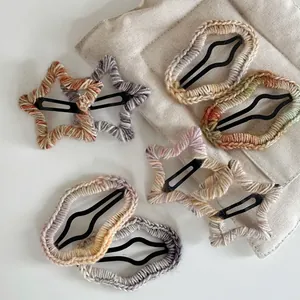 Vue détaillée de barrettes étoiles en laine tricotée colorée et pinces à cheveux ovales
