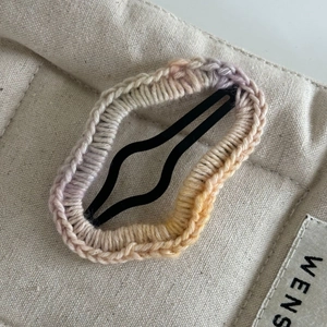 Vue détaillée de la barrette étoile en crochet arc-en-ciel avec textures de laine