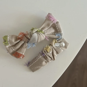 Set molletta a fiocco a quadri in lino e elastico con nappe colorate e decoro perla