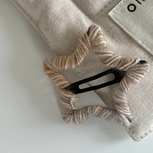 Pince à cheveux étoile tricotée à la main avec de la laine beige et marron pour filles