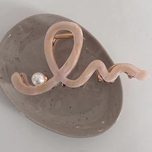 Large wavy marble hair claw clip with pearl detail and rose gold metal base