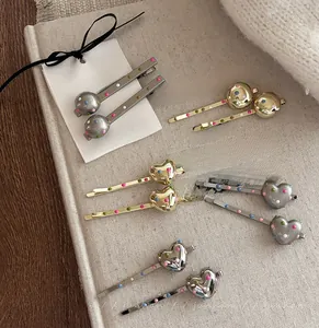 Vue détaillée des barrettes colorées à pois posées sur un livre décoratif
