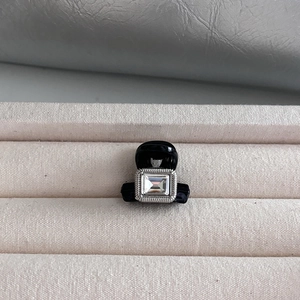 Petite pince à cheveux noire élégante avec cristal rectangulaire et bordure argentée