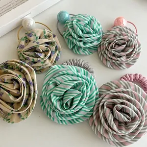 Handgefertigte 3D-Rosen-Stoffhaargummis mit Blumenmustern und Perlenakzenten
