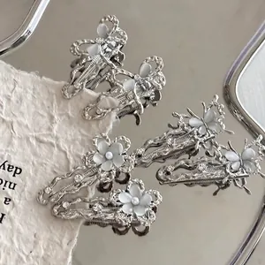 Set de barrettes Y2K argentées papillon et fleur avec œil de chat et strass brillants
