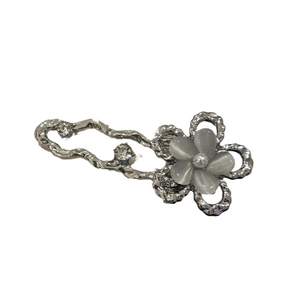Barrette à cheveux Y2K en métal argenté avec fleur œil de chat grise et perle blanche