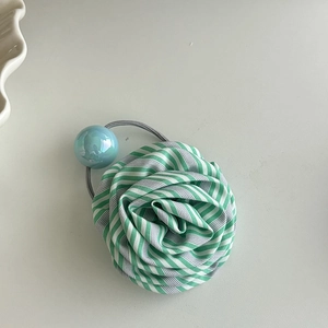 Stoff-Haargummi mit grün gestreifter Rosenblüte und blauer Perle für Kinder