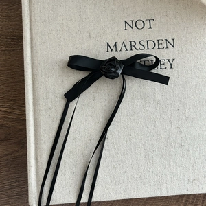 Pince à cheveux élégante avec nœud noir, rose centrale et longs rubans pendants