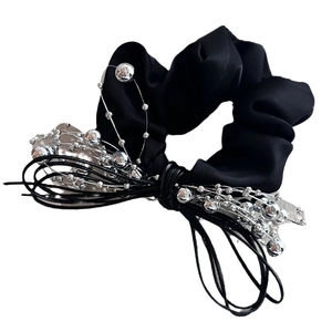 Chouchou élégant en satin noir avec chaîne de perles argentées et détails tressés