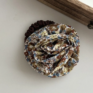 Detailansicht des geschichteten Rosen-Stoff-Haargummis mit Vintage-Blumenmuster