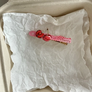 Roze acryl kers haarspeld met witte stippen en een schattig 3D-fruitontwerp