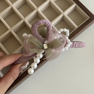 Elegante pinza per capelli in raso viola con fiocco verde, perle e strass rettangolare